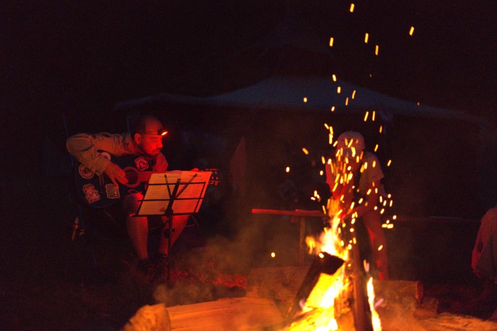 Singen am Lagerfeuer mit Gitarre
