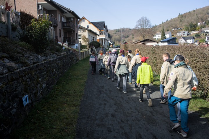 Pfadfinder auf dem Weg zum Spielplatz am Rursee