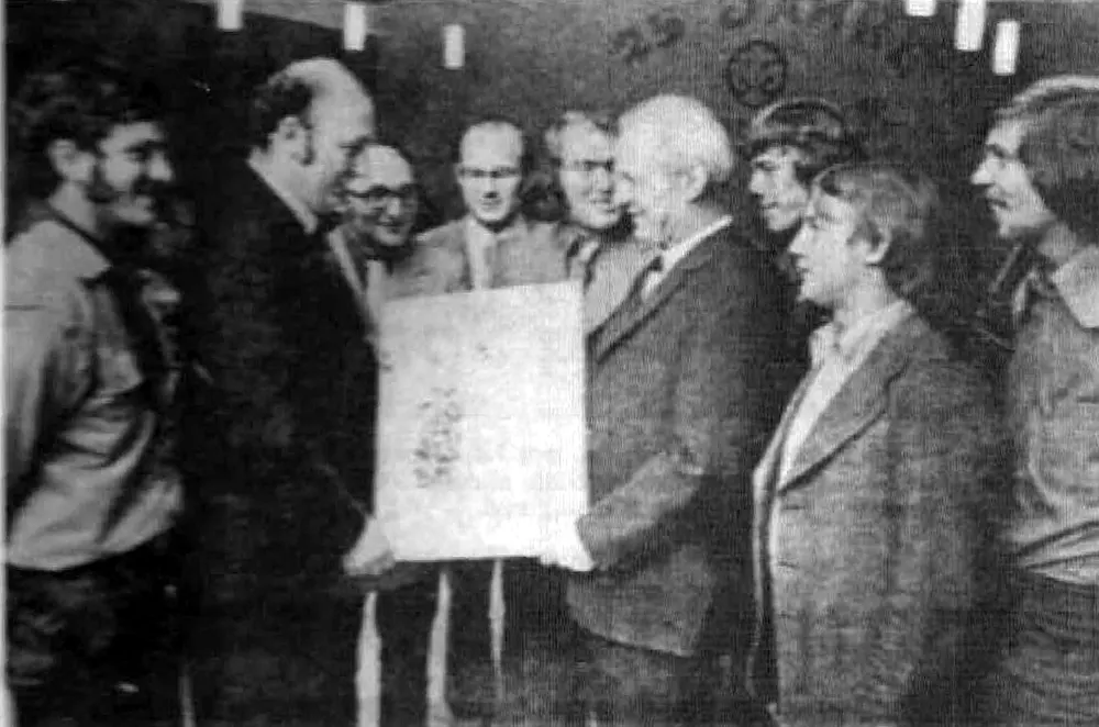 Harald Thelen überreicht Peter Jungen eine Graphik