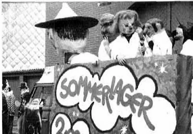 Karnevalswagen mit der Aufschrift Sommerlager 2000