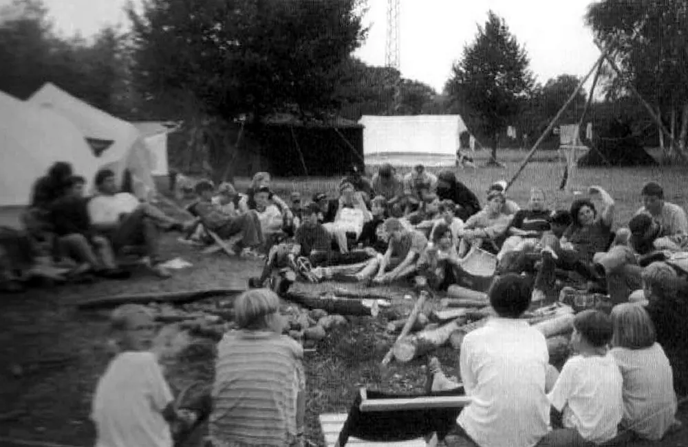 Lagerfeuerrunde im Zeltlager