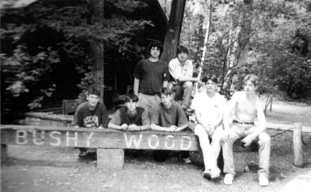 Rover sitzen auf einer Bank mit der Aufschrift Bushy Wood